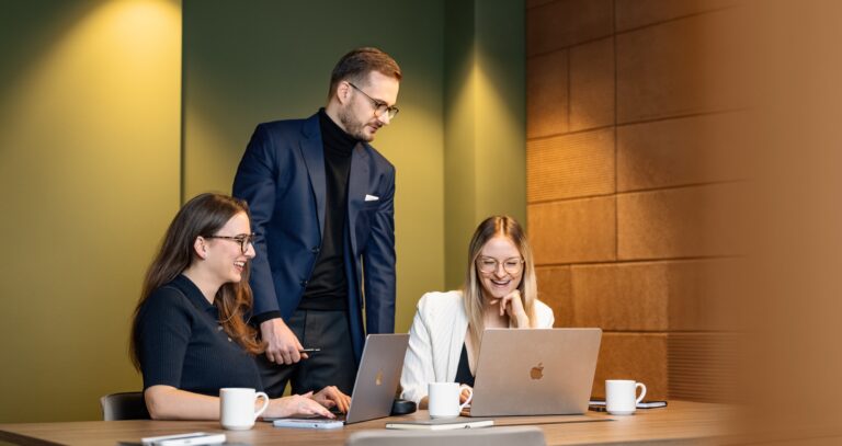 Team für Immobilienmarketing Berlin plant am Laptop die digitale Vermarktung eines Objekts