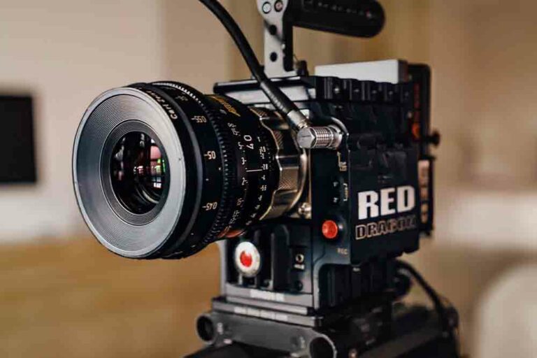 Professionelle RED DRAGON Filmkamera auf Stativ für Immobilienfilme in einer Wohnungsumgebung