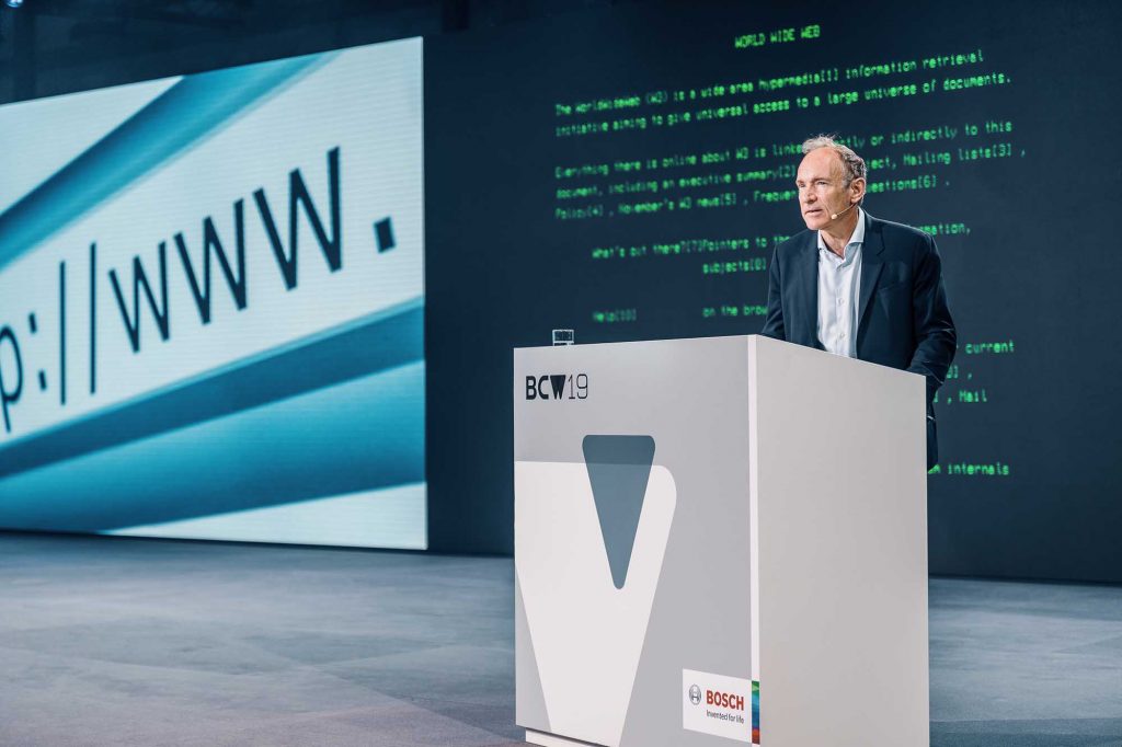 Sir Tim Berners-Lee hält einen Vortrag am Rednerpult bei einem Event von Bosch