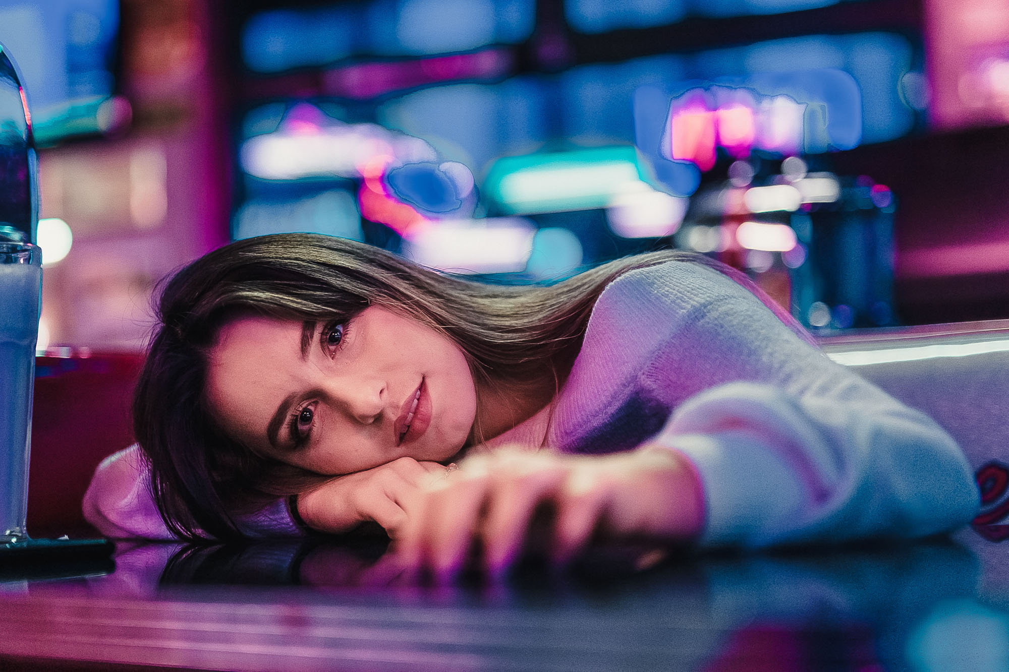Personal Branding Fotografie einer jungen Frau in einer Bar
