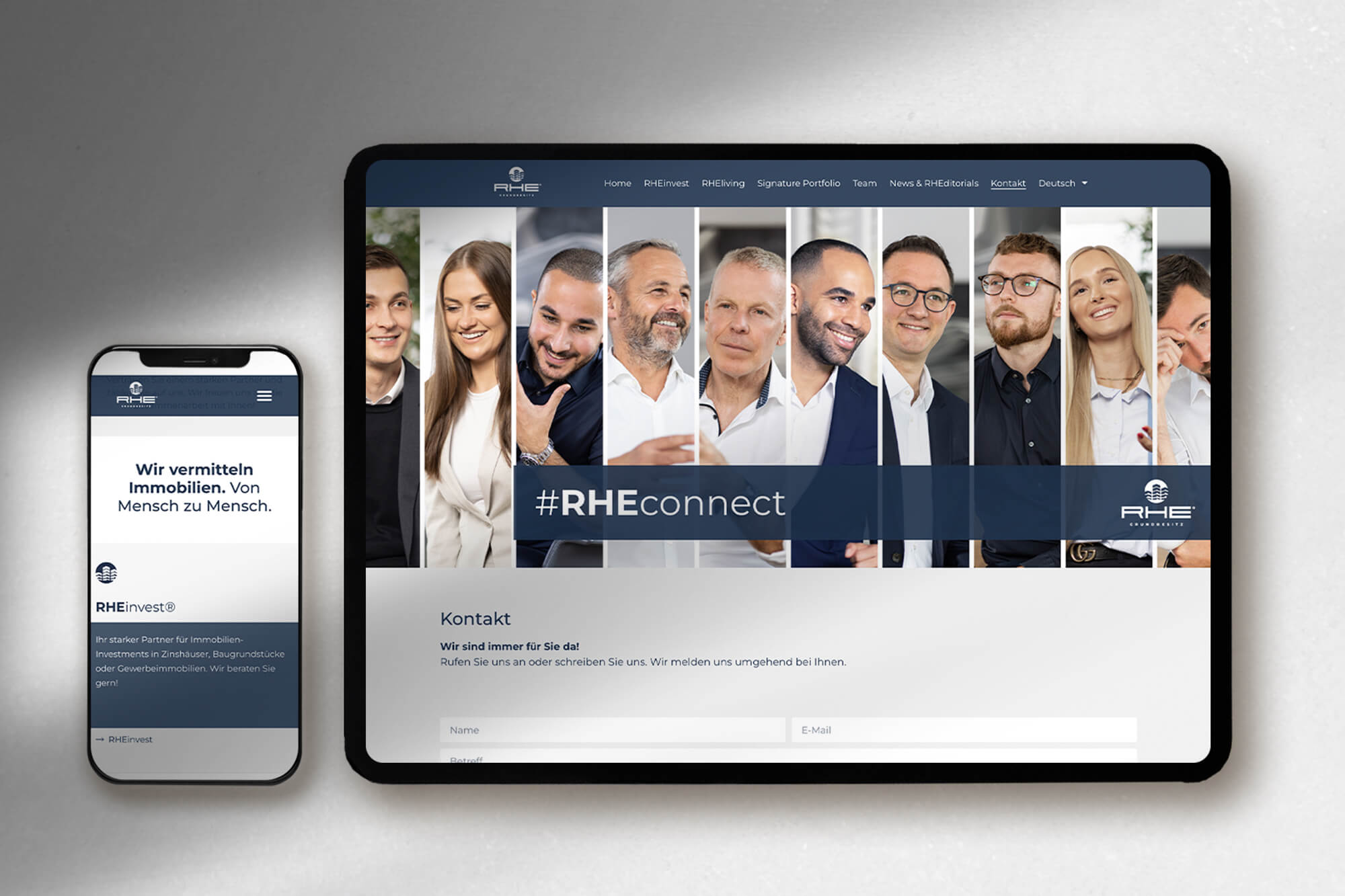 Smartphone und Tablet präsentieren Webdesign einer Immobilienmakler-Website mit Kontaktseite und Teamfotos
