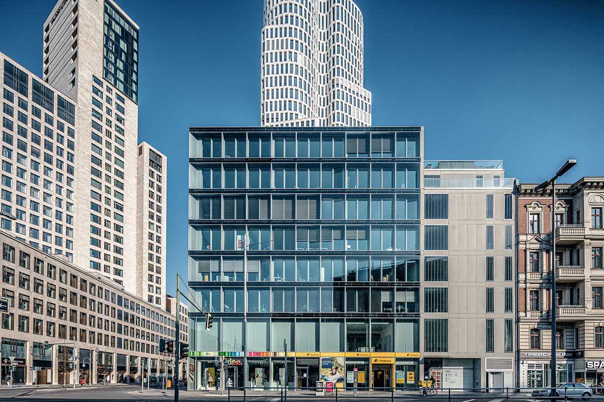 Moderne Architektur am Kurfürstendamm Berlin mit Postbank-Filiale im Vordergrund