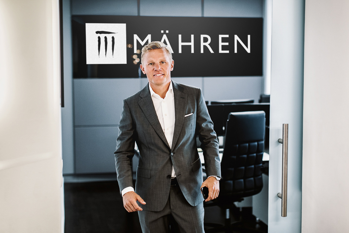 Businessporträt von Jakob Mähren im Anzug im Büro von der Mähren AG in Berlin