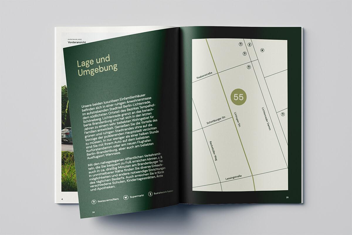 Aufgeschlagenes Immobilienexposé mit Lagebeschreibung und Karte in Berlin